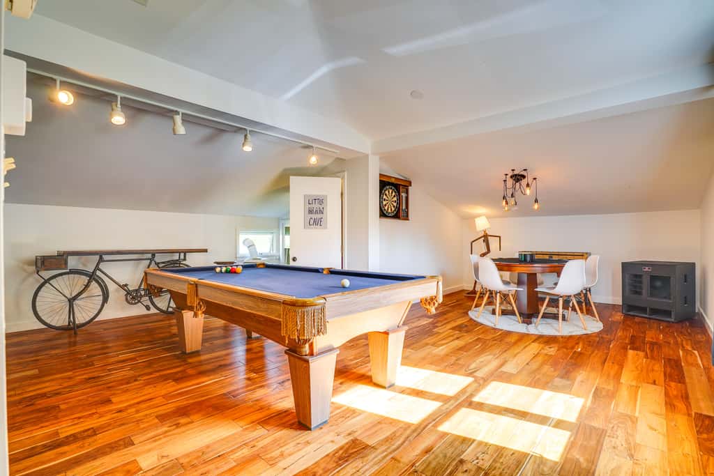 Luxe 5,000 Sq Ft Retreat: 5 Mi to Stratton Resort