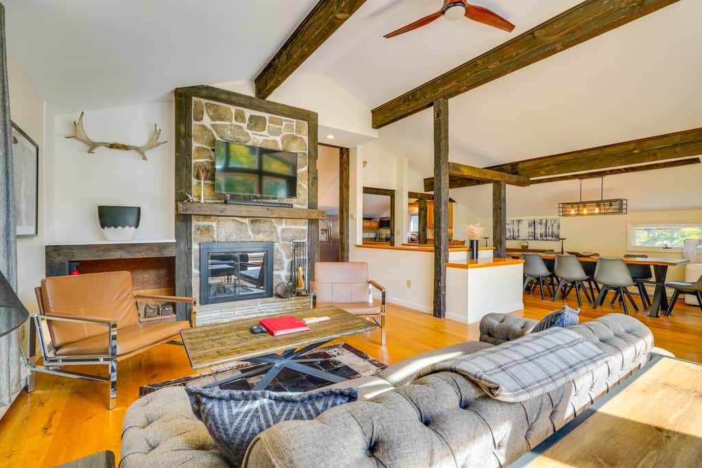 Luxe 5,000 Sq Ft Retreat: 5 Mi to Stratton Resort