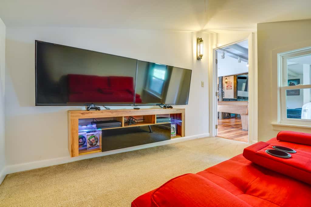 Luxe 5,000 Sq Ft Retreat: 5 Mi to Stratton Resort