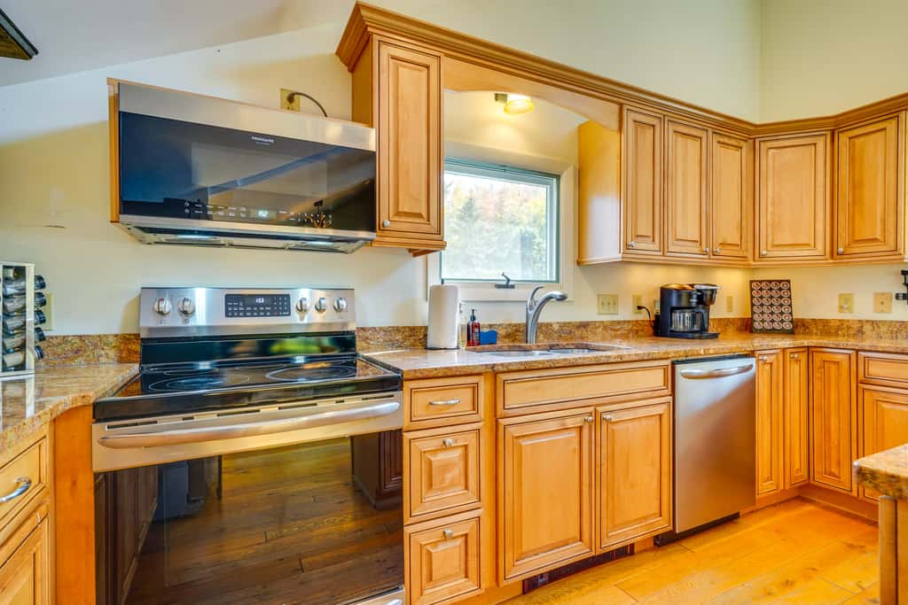 Luxe 5,000 Sq Ft Retreat: 5 Mi to Stratton Resort