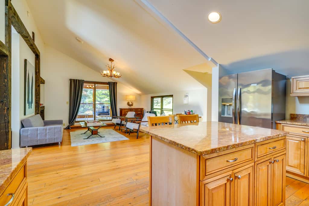 Luxe 5,000 Sq Ft Retreat: 5 Mi to Stratton Resort