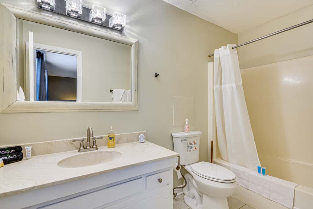 2 Mi to High Point University: Townhome w/ Patio
