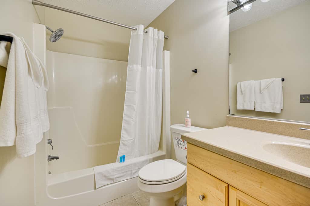 2 Mi to High Point University: Townhome w/ Patio