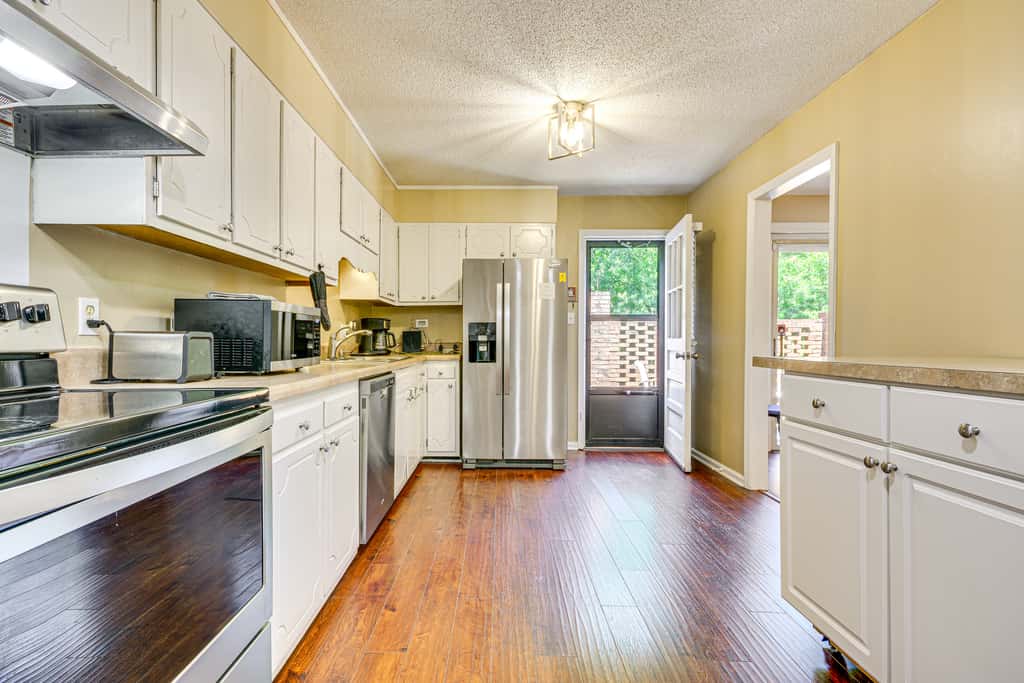 2 Mi to High Point University: Townhome w/ Patio