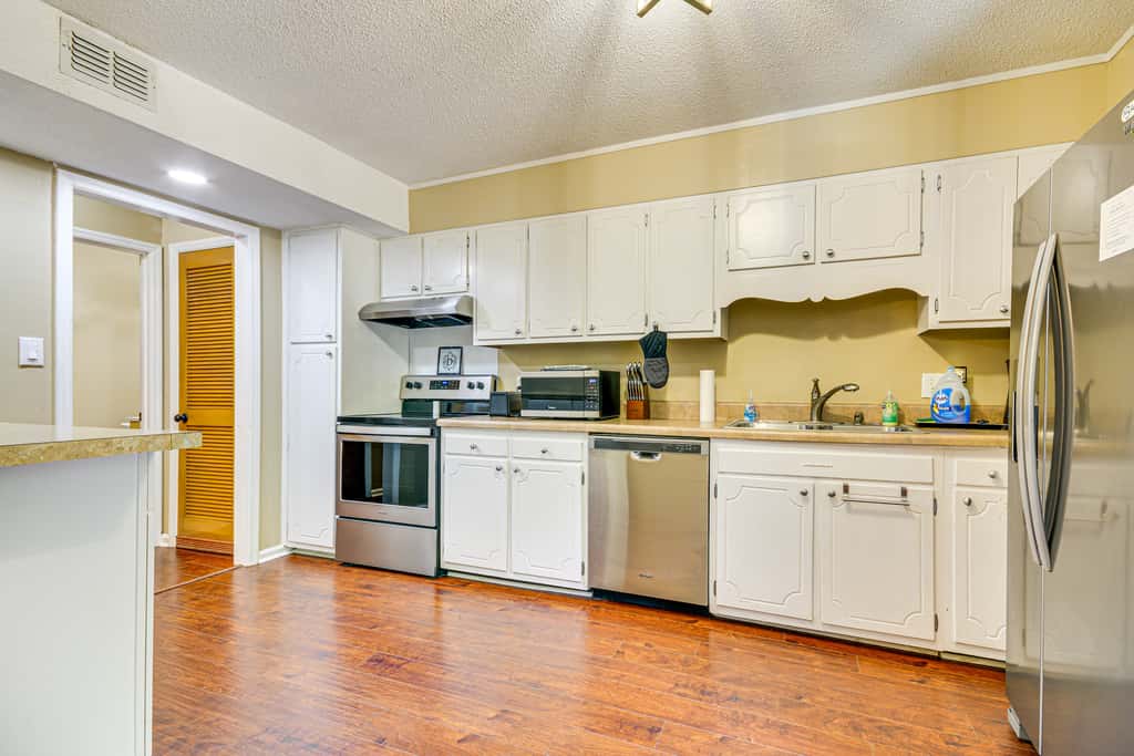 2 Mi to High Point University: Townhome w/ Patio