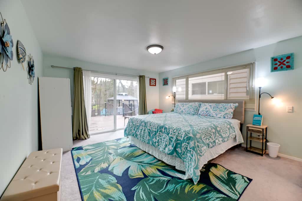 Spacious Grants Pass Home w/ Hot Tub & River Views