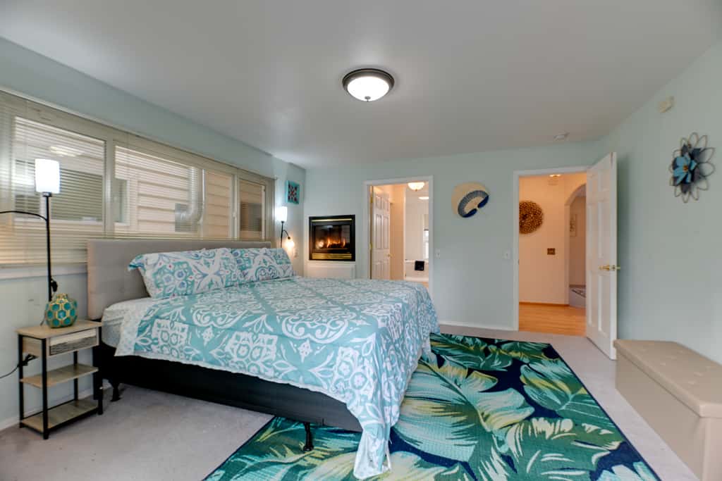 Spacious Grants Pass Home w/ Hot Tub & River Views