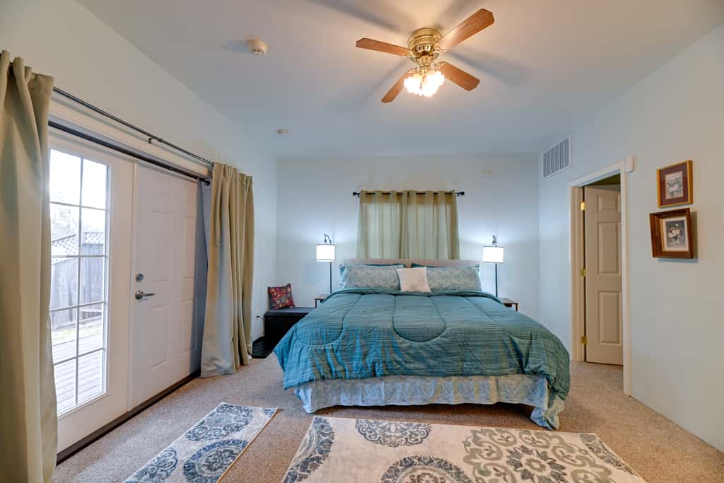 Spacious Grants Pass Home w/ Hot Tub & River Views