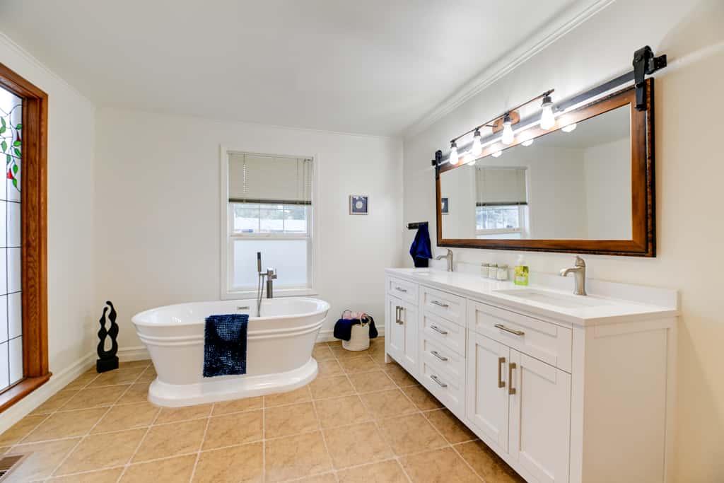 Spacious Grants Pass Home w/ Hot Tub & River Views
