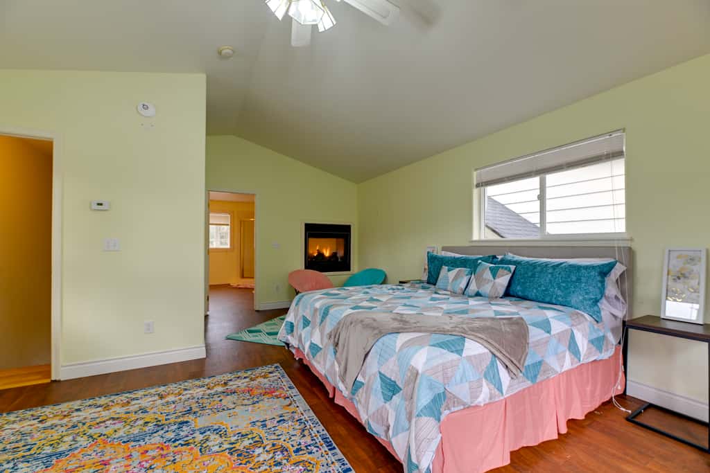 Spacious Grants Pass Home w/ Hot Tub & River Views