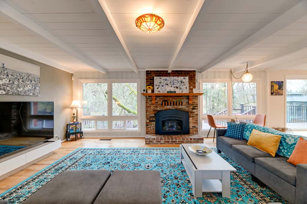 Spacious Grants Pass Home w/ Hot Tub & River Views