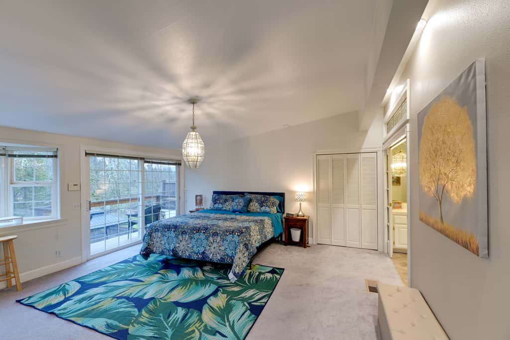 Spacious Grants Pass Home w/ Hot Tub & River Views