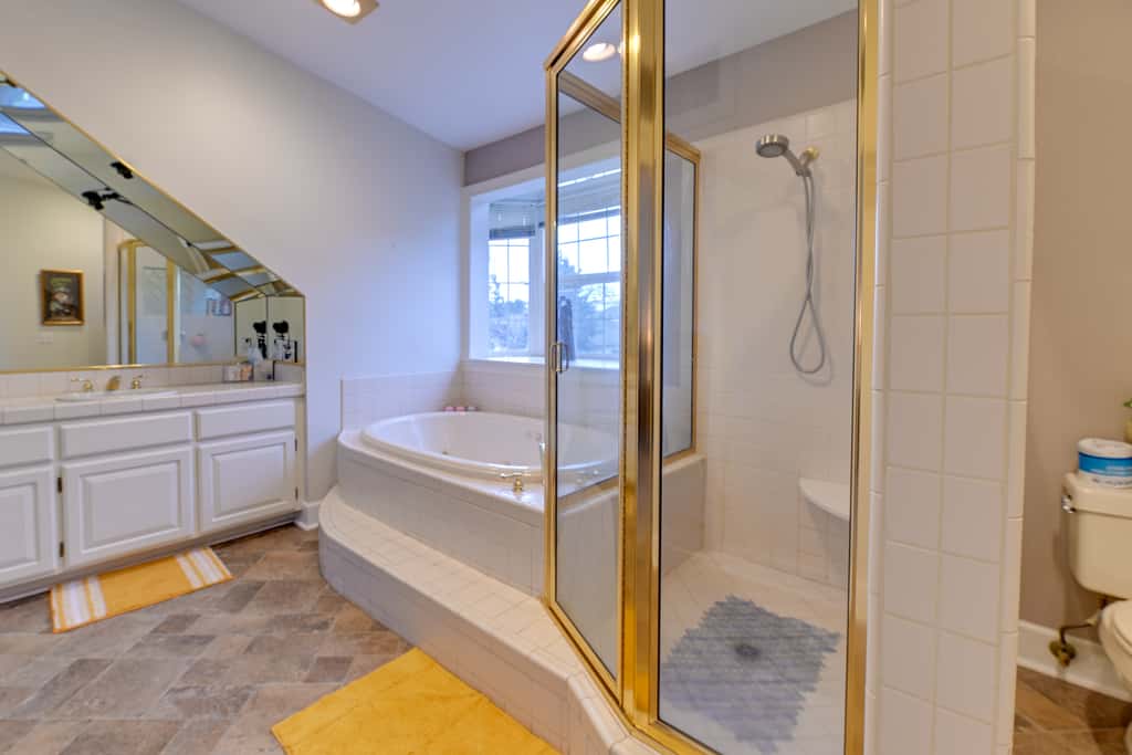 Spacious Grants Pass Home w/ Hot Tub & River Views