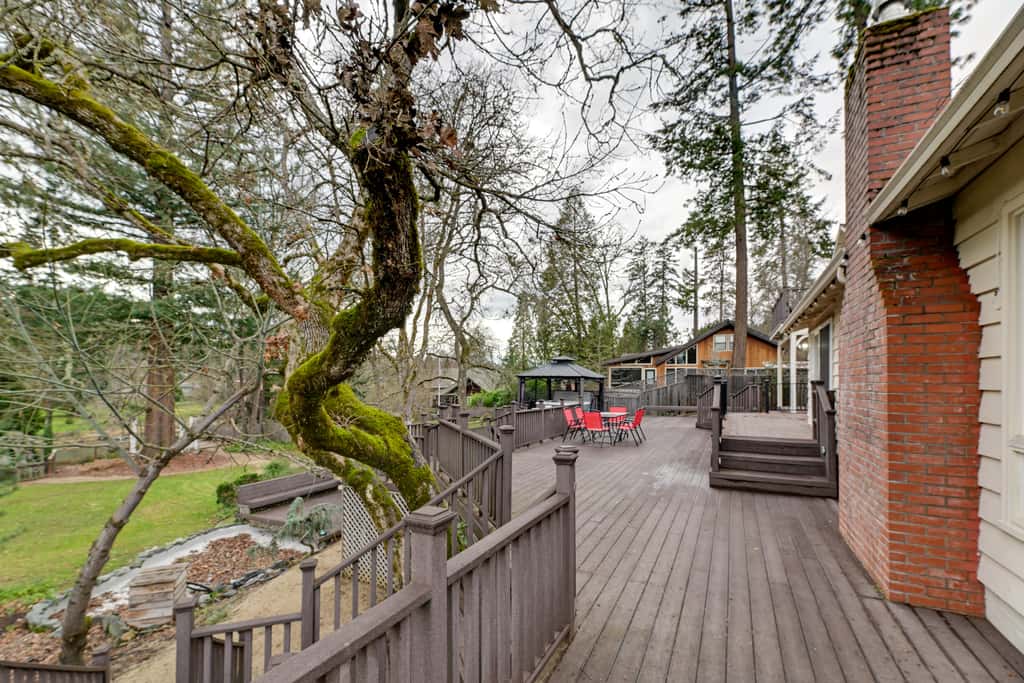 Spacious Grants Pass Home w/ Hot Tub & River Views