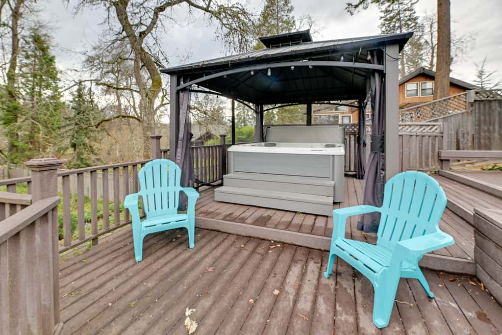 Spacious Grants Pass Home w/ Hot Tub & River Views