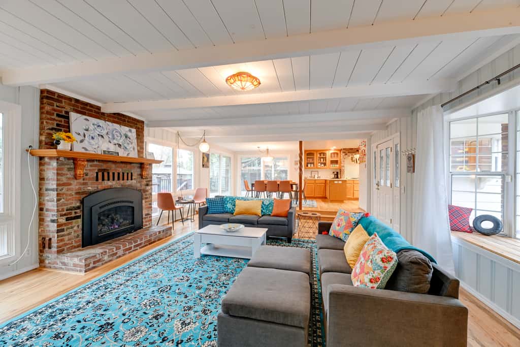 Spacious Grants Pass Home w/ Hot Tub & River Views