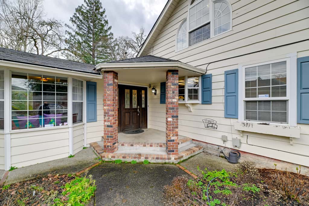 Spacious Grants Pass Home w/ Hot Tub & River Views