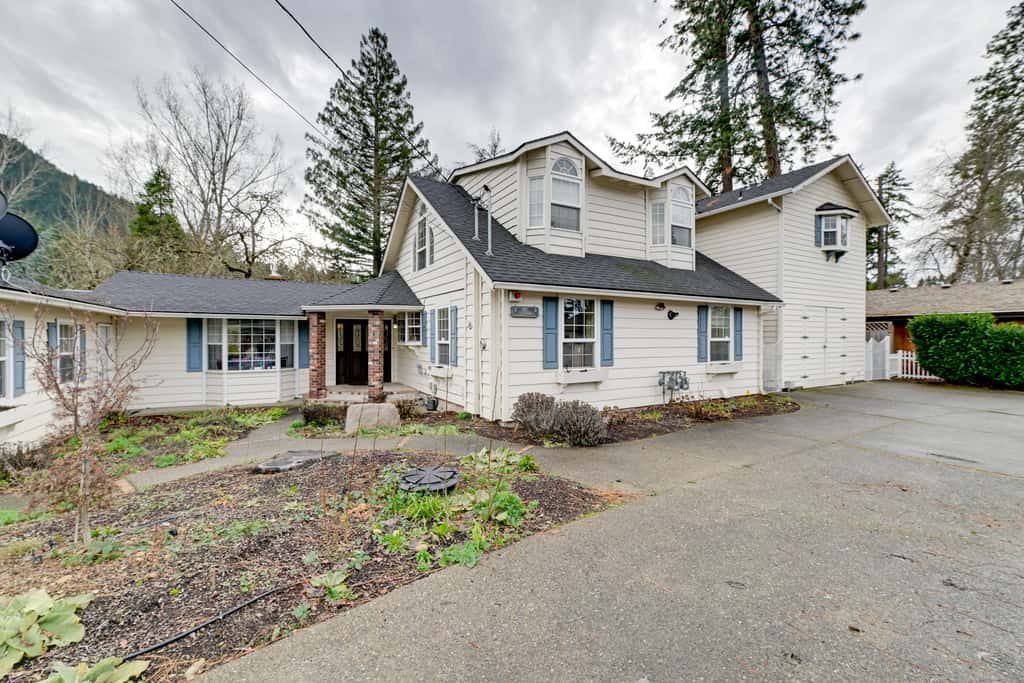 Spacious Grants Pass Home w/ Hot Tub & River Views
