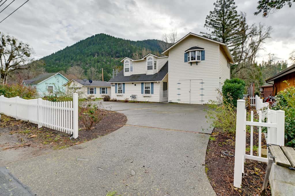 Spacious Grants Pass Home w/ Hot Tub & River Views