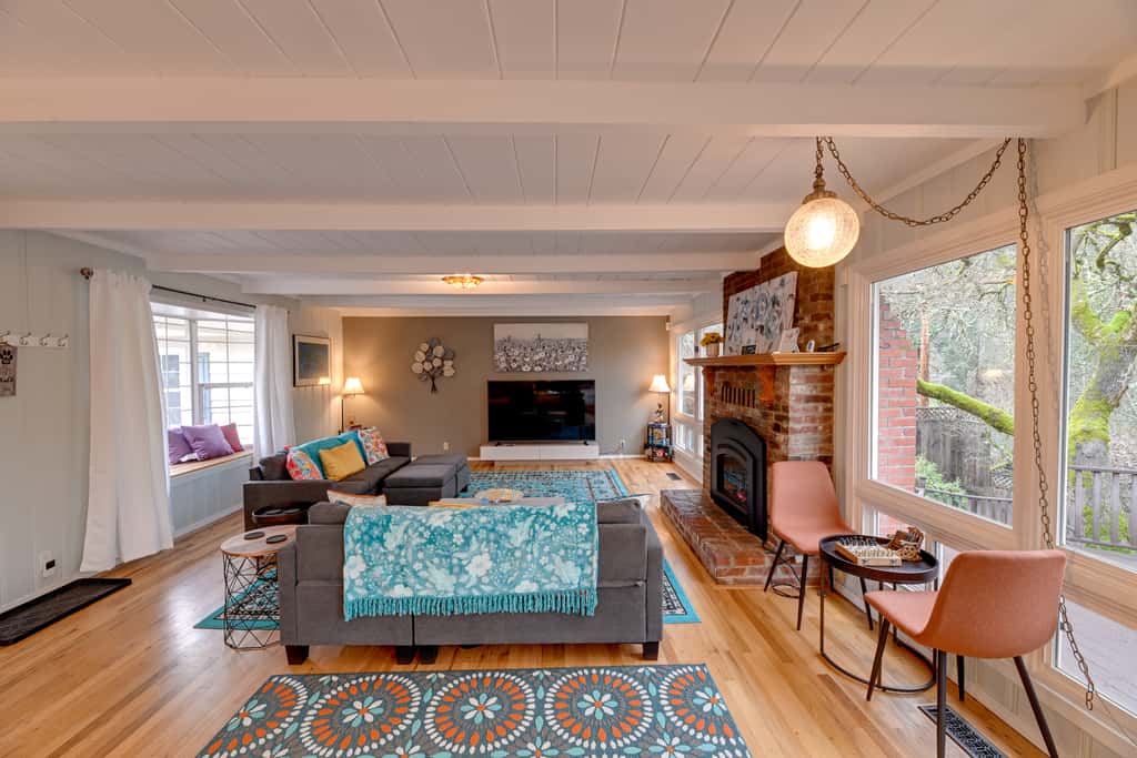 Spacious Grants Pass Home w/ Hot Tub & River Views