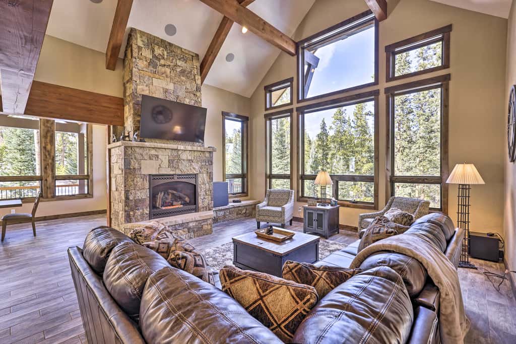 3 Fireplaces & Mtn View: Luxe Home in Breckenridge