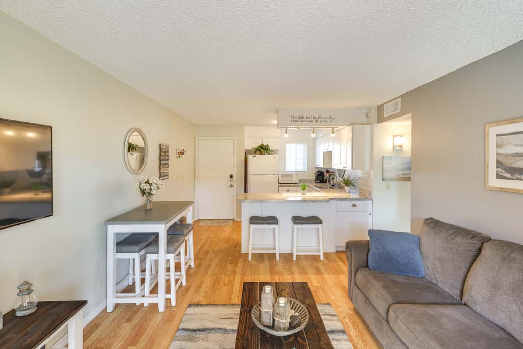 Walk to Lake, Dining & Shops: Lake Havasu Condo