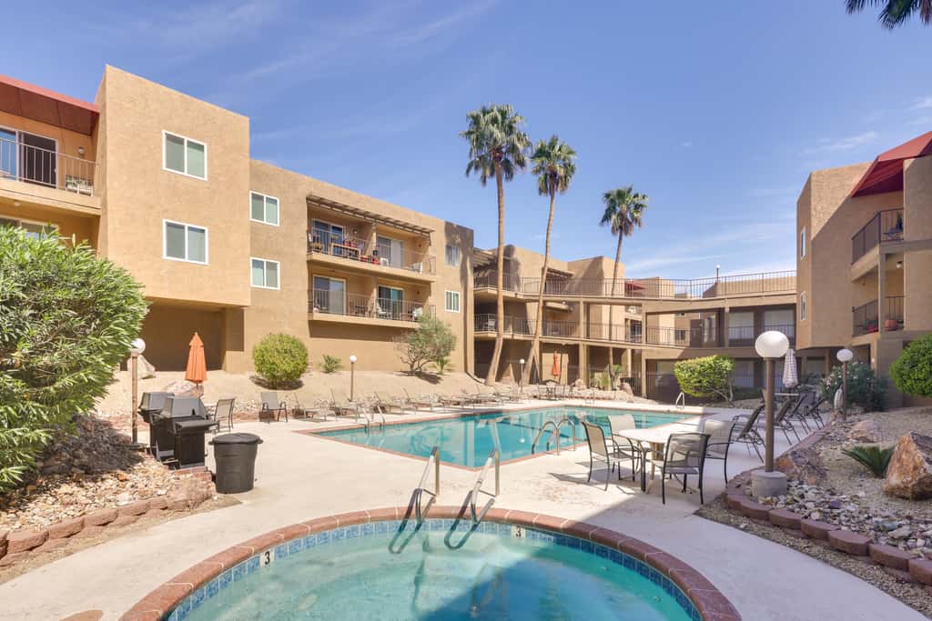 Walk to Lake, Dining & Shops: Lake Havasu Condo