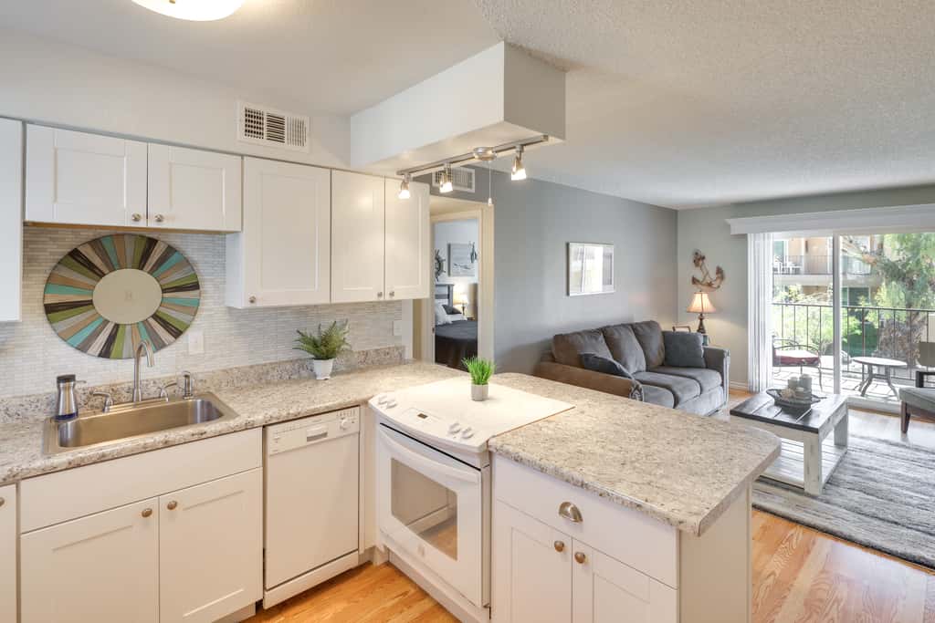 Walk to Lake, Dining & Shops: Lake Havasu Condo