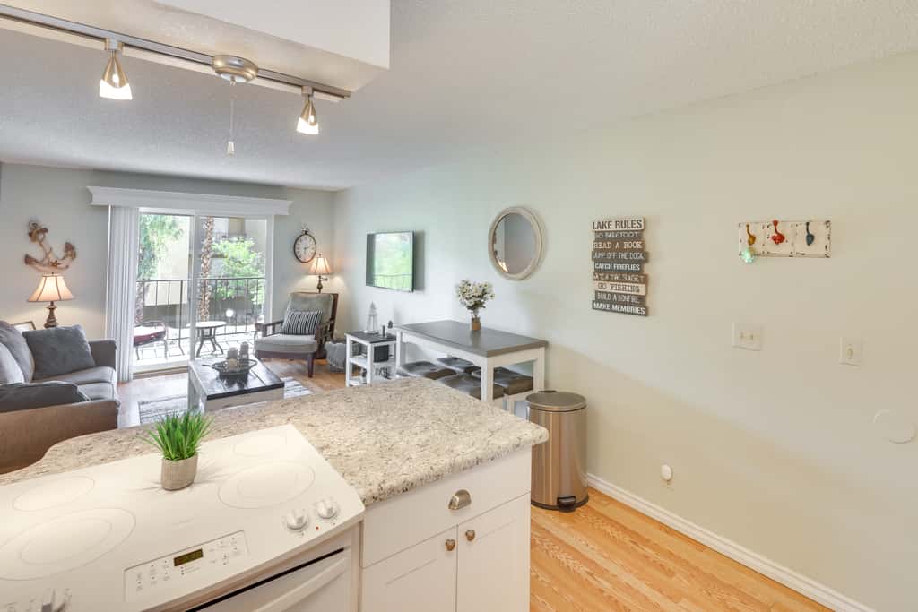 Walk to Lake, Dining & Shops: Lake Havasu Condo
