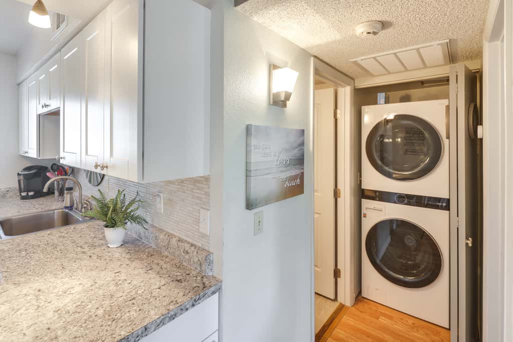 Walk to Lake, Dining & Shops: Lake Havasu Condo