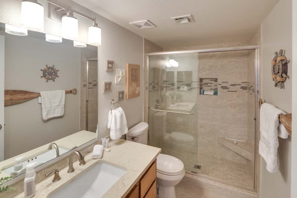 Walk to Lake, Dining & Shops: Lake Havasu Condo