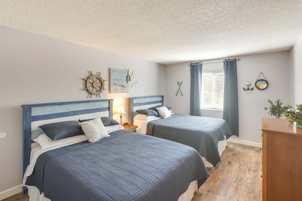 Walk to Lake, Dining & Shops: Lake Havasu Condo