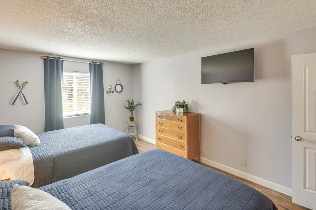 Walk to Lake, Dining & Shops: Lake Havasu Condo