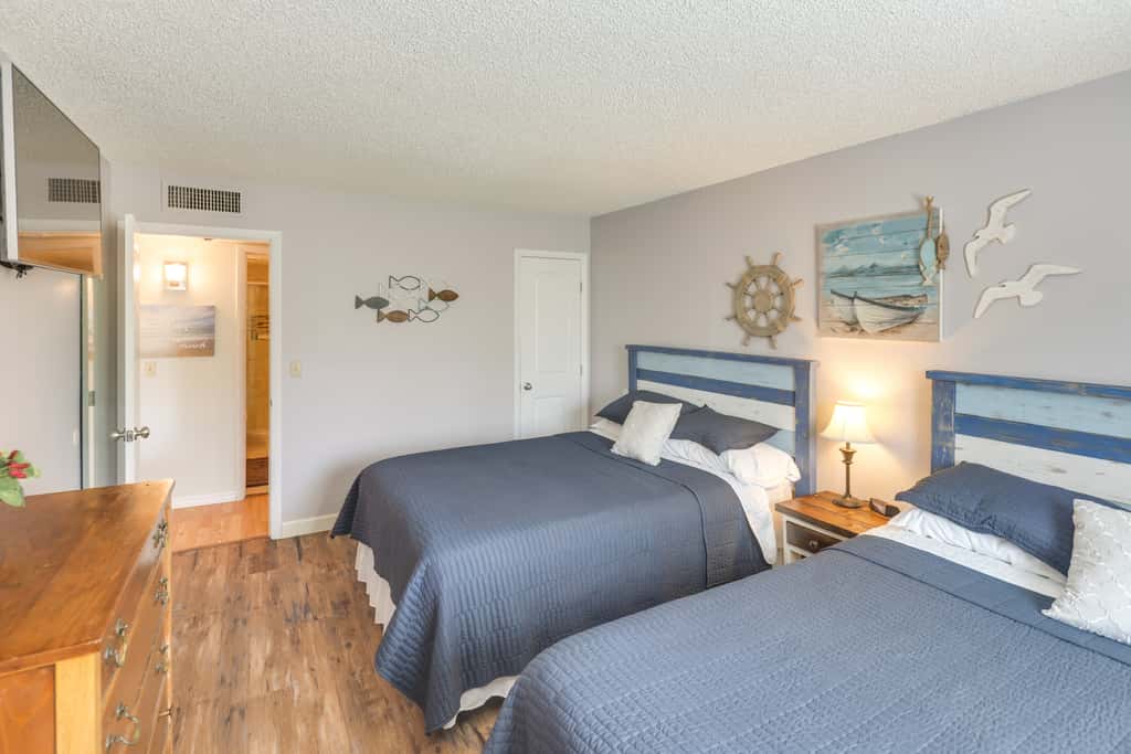 Walk to Lake, Dining & Shops: Lake Havasu Condo