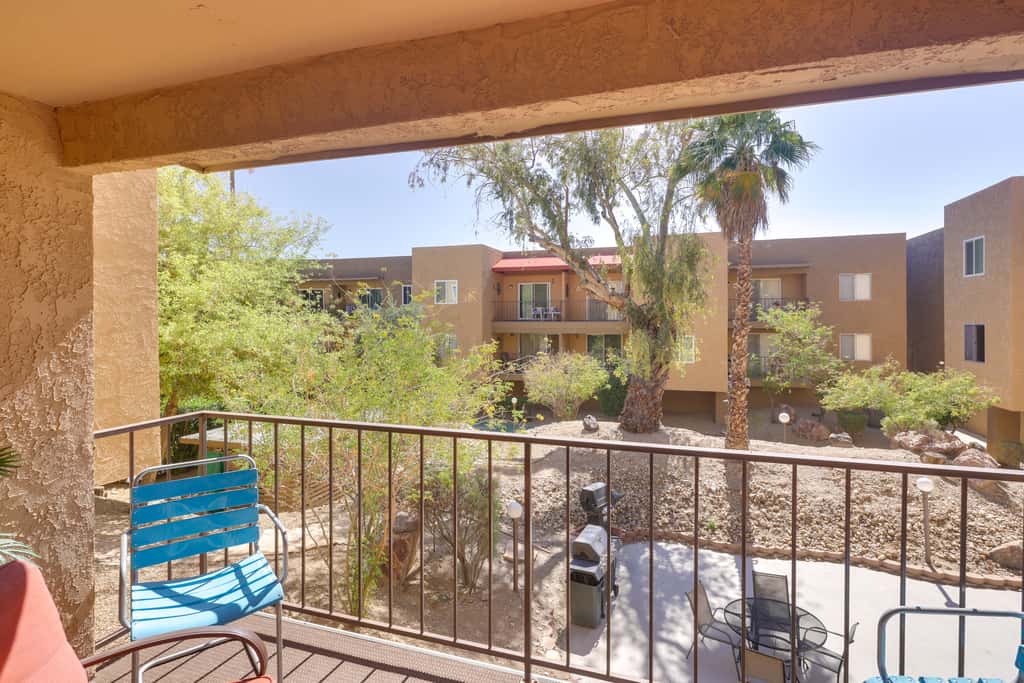Walk to Lake, Dining & Shops: Lake Havasu Condo