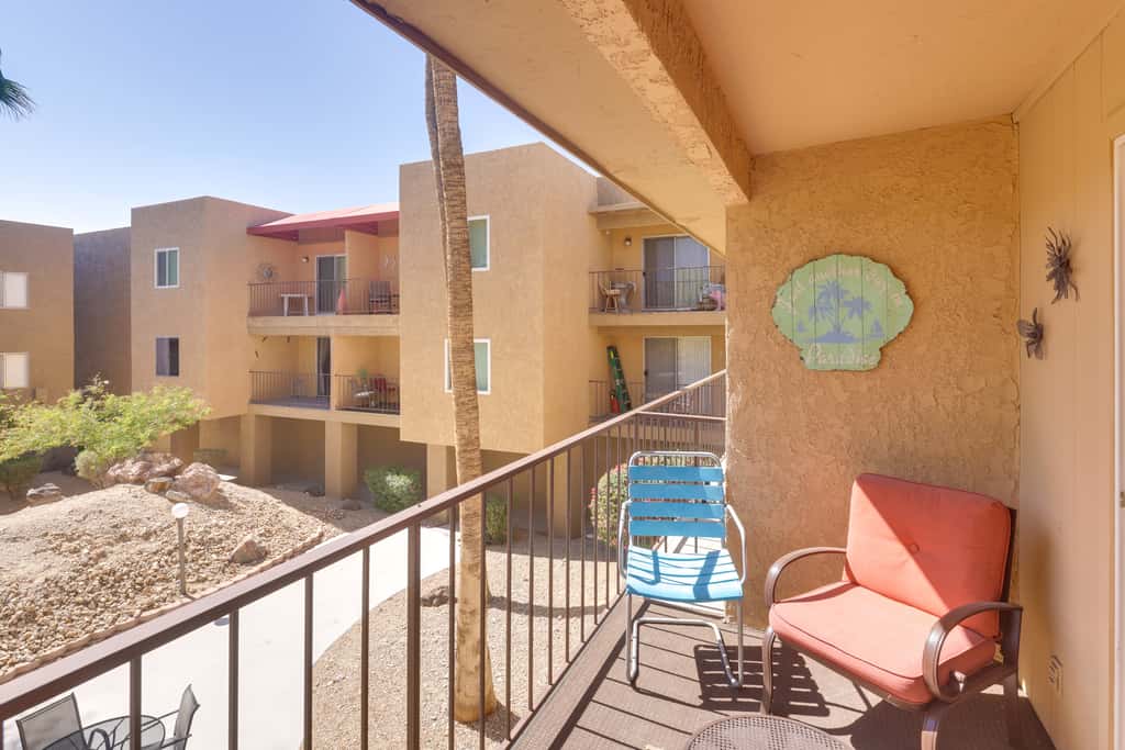 Walk to Lake, Dining & Shops: Lake Havasu Condo