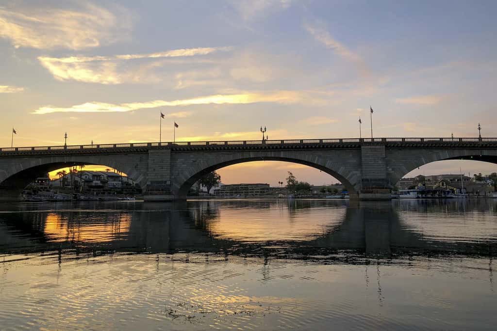 Walk to Lake, Dining & Shops: Lake Havasu Condo