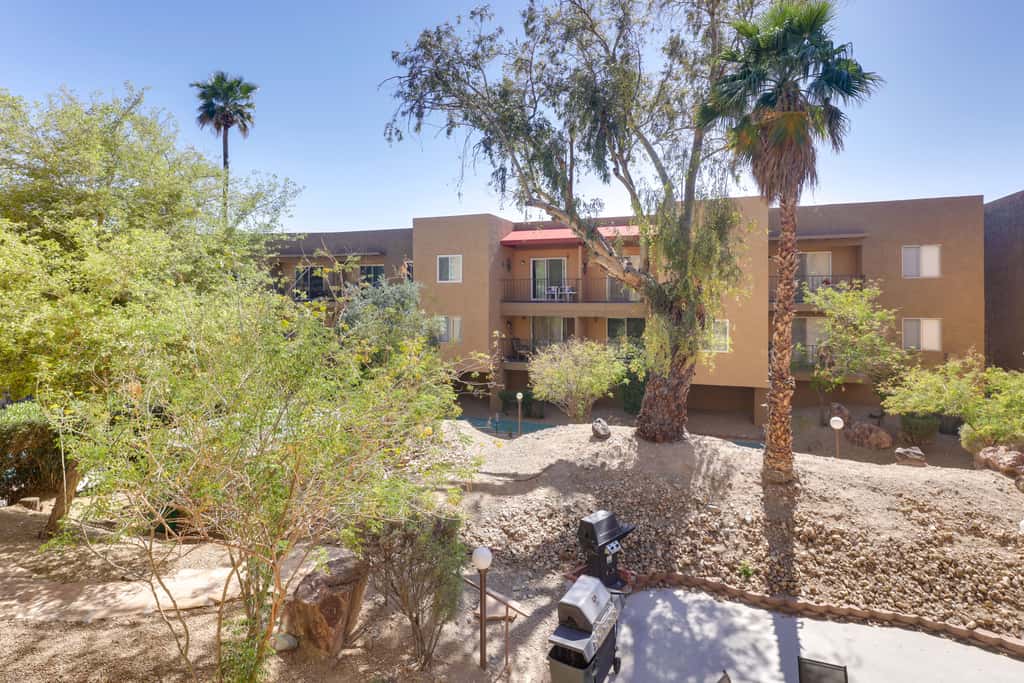 Walk to Lake, Dining & Shops: Lake Havasu Condo