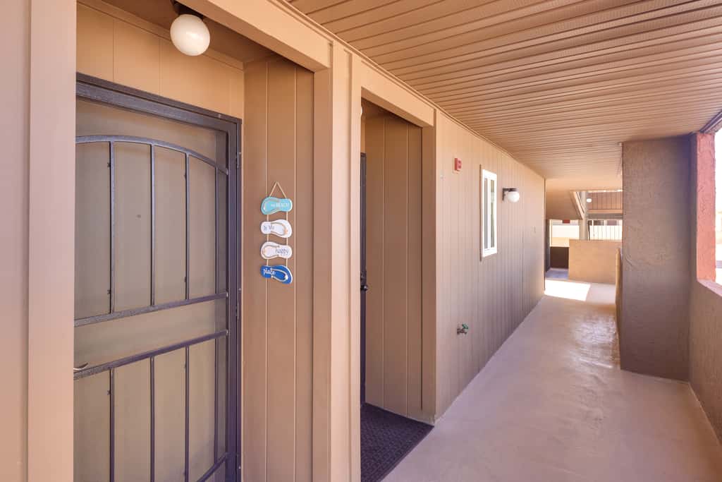 Walk to Lake, Dining & Shops: Lake Havasu Condo