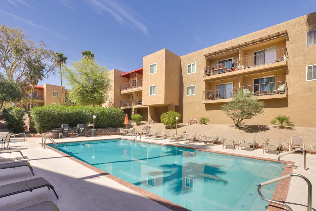 Walk to Lake, Dining & Shops: Lake Havasu Condo