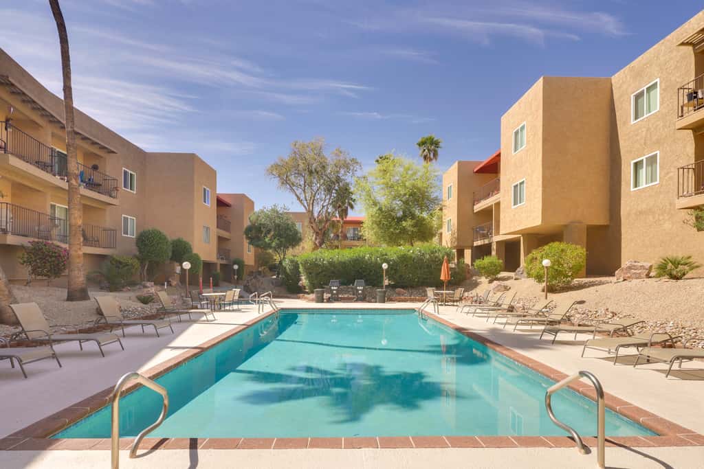Walk to Lake, Dining & Shops: Lake Havasu Condo