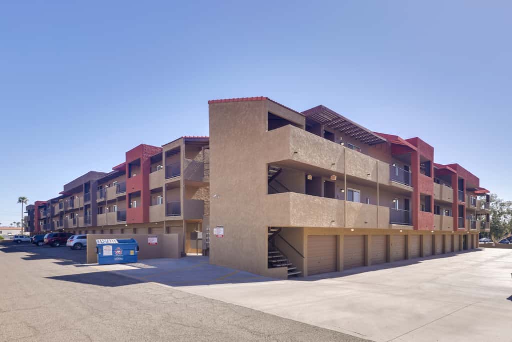 Walk to Lake, Dining & Shops: Lake Havasu Condo
