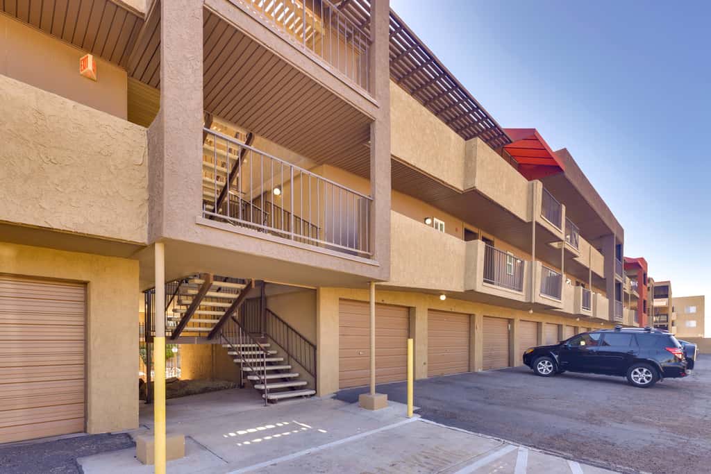 Walk to Lake, Dining & Shops: Lake Havasu Condo