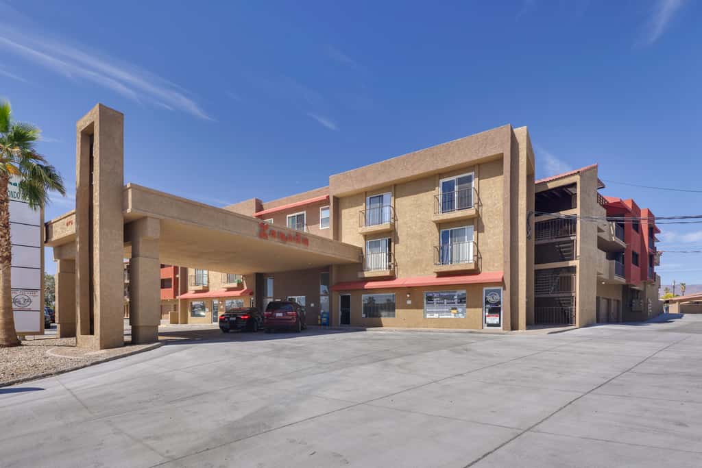 Walk to Lake, Dining & Shops: Lake Havasu Condo
