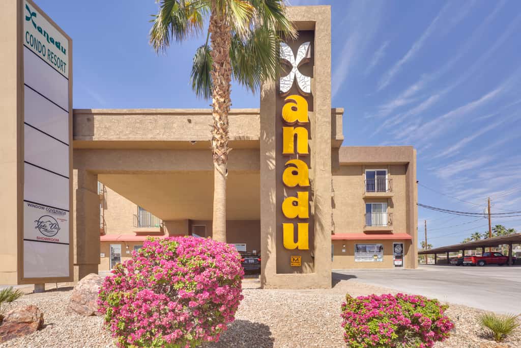 Walk to Lake, Dining & Shops: Lake Havasu Condo