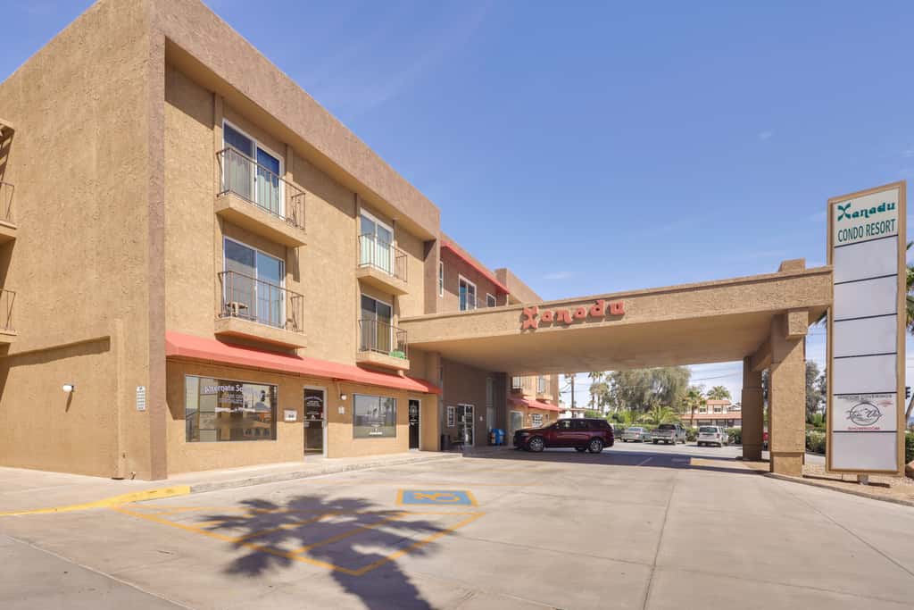 Walk to Lake, Dining & Shops: Lake Havasu Condo