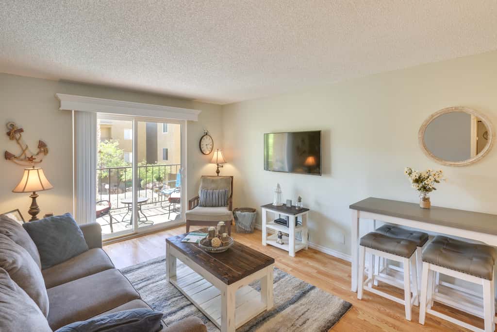 Walk to Lake, Dining & Shops: Lake Havasu Condo