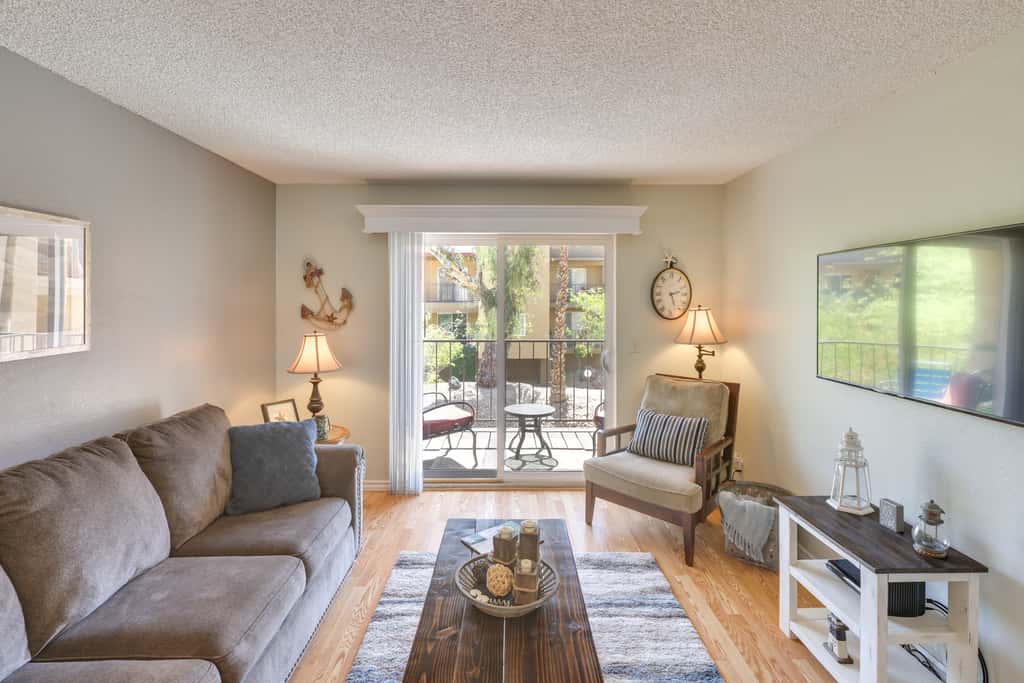 Walk to Lake, Dining & Shops: Lake Havasu Condo
