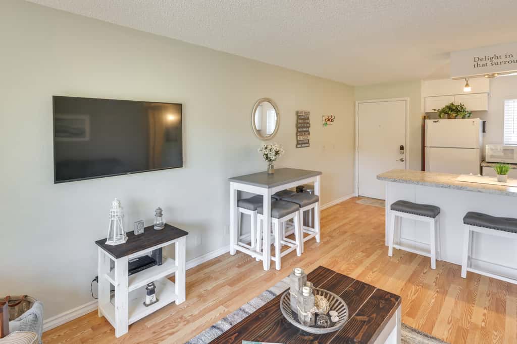 Walk to Lake, Dining & Shops: Lake Havasu Condo