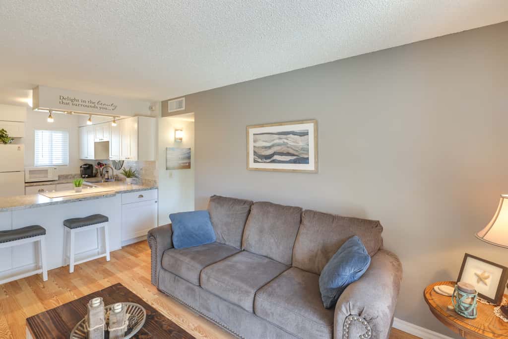 Walk to Lake, Dining & Shops: Lake Havasu Condo